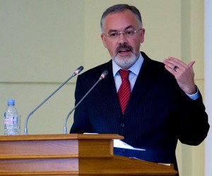 Разговоры о закрытии украиноязычных школ - это "инсинуации", - Табачник