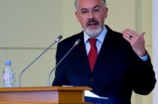 Разговоры о закрытии украиноязычных школ - это "инсинуации", - Табачник