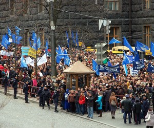 Азаров пообещал повысить зарплаты педагогам