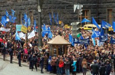 Азаров пообещал повысить зарплаты педагогам