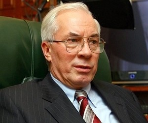 Азаров обещает бюджетникам "серьезное" увеличение заработной платы