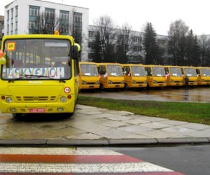Более 600 автобусов получат школы в этом году, - Д. Табачник