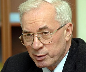 Азаров хочет заменить импортные школьные товары отечественными