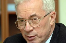 Азаров хочет заменить импортные школьные товары отечественными