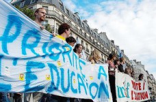 Французские учителя протестуют против сокращения рабочих мест