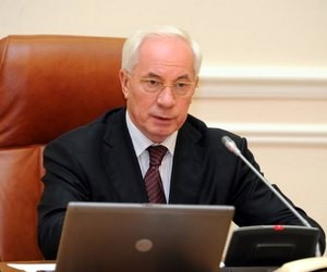 Юристов и маркетологов у нас больше, чем токарей и сварщиков, - Н. Азаров