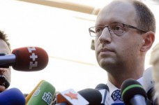 Яценюк требует обеспечить школы учебниками