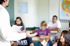 Набор групп от учебных заведений для изучения иностранных языков за рубежом