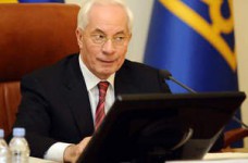 Азаров предлагает бороться с коррупцией в вузах