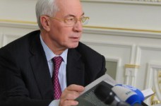 Премьер заявил, что ученики старших классов обеспечены учебниками