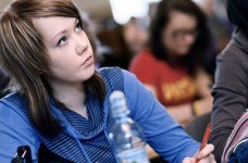 По предварительным данным на ЗНО зарегистрировались почти 329 тысяч человек