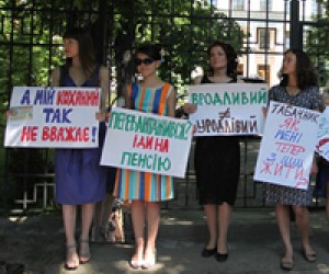 "Некрасивые" студентки принесли Табачнику зеркало и предложили "посмотреть на себя"