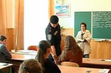 В Ивано-Франковске детей обыскивали во время теста (видео)