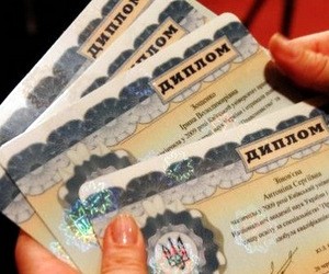 Минобразования просит вузы своевременно выдавать выпускникам дипломы