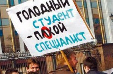 Под Кабмином митингуют студенты против снижения стипендий