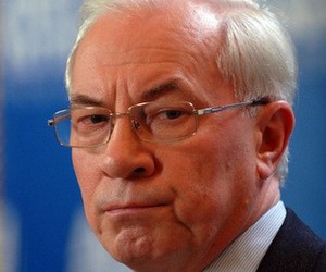 Азаров уволит чиновников, которые "урезали" стипендии