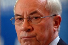 Азаров уволит чиновников, которые "урезали" стипендии