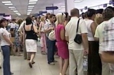 Молодые украинцы не могут получить загранпаспорт и выехать на учебу