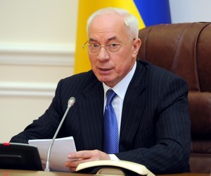 Азаров возмутился случаями экономии средств на учителях