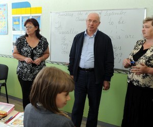 Харьковские учителя заверили Азарова, что зарплата им выплачивается вовремя