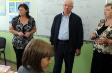 Харьковские учителя заверили Азарова, что зарплата им выплачивается вовремя