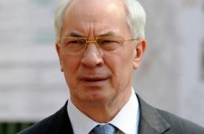 Азаров пообещал учителям вернуть престиж их профессии