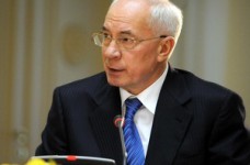 Азаров говорит, что правительству важна точка зрения молодежи