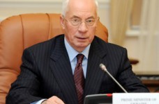 Азаров считает, что деньги для бюджетников должны просить по-человечески