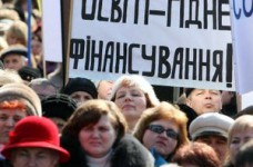 Профсоюз требует улучшения жизни для учителей