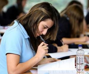 Парламентская газета вводит абитуриентов в заблуждение