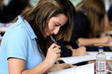 Парламентская газета вводит абитуриентов в заблуждение