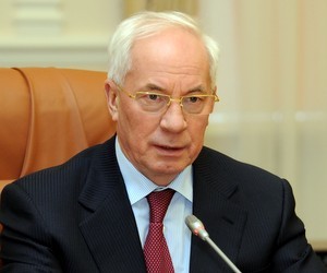 Азаров пообещал повысить зарплаты педагогов