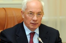 Азаров пообещал повысить зарплаты педагогов