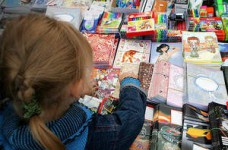 В Минобразования решили бороться с рекламой в школьных тетрадях