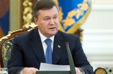 Мы выполняем все обязательства по повышению зарплат, - Янукович