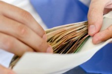 Взятки в высшей школе: учебные заведения напоминают супермаркеты