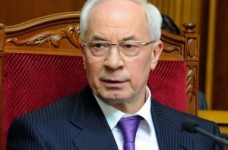 Азаров просит не использовать преподавателей в политических акциях