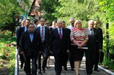 Азаров хочет поднять уровень летнего отдыха детей