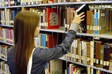 Ученики и учителя - заложники игр с изданием учебников, - эксперты