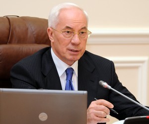 Правительство не будет сокращать зарплаты бюджетников, - Азаров