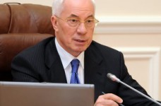 Правительство не будет сокращать зарплаты бюджетников, - Азаров