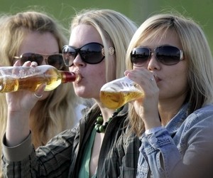 Половина девушек-подростков употребляют слабоалкогольные напитки, - МОЗ