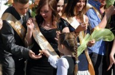 В украинских школах завершен учебный год