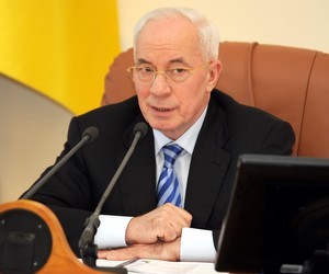 Азаров пообещал, что учителя вовремя получат отпускные