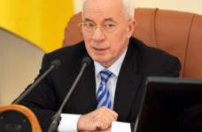 Азаров пообещал, что учителя вовремя получат отпускные