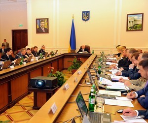 Азаров просит побороть разруху в школах