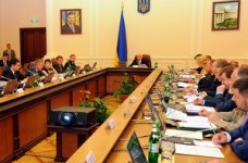 Азаров просит побороть разруху в школах