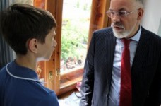 Табачник доволен работой приемных комиссий в Донецке