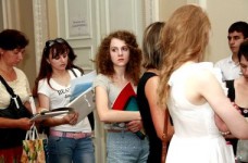 Вузы зачисляют абитуриентов с более низкими баллами