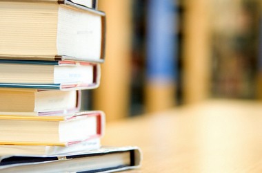 В МОН говорят, что не запрещают книги в школах